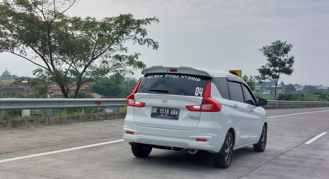 Suzuki Ertiga Hybrid 2022 tampak belakang