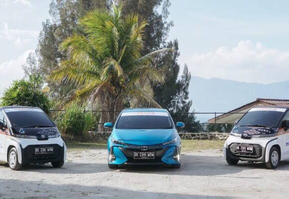 Mobil Listrik Toyota di Danau Toba
