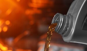 Penggantian oli mesin secara rutin membantu mobil lolos emisi gas buang