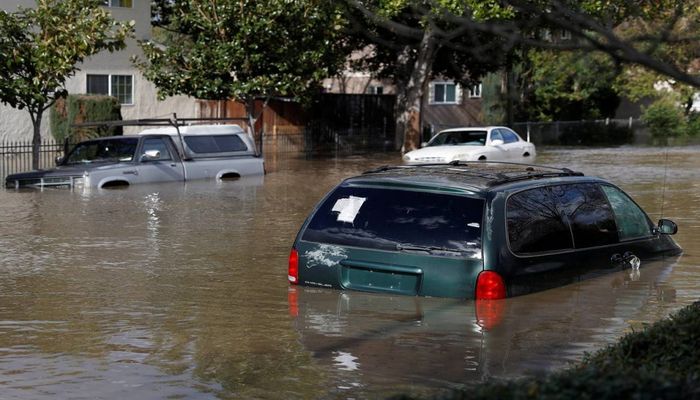 Tips menangani masalah mobil terendam banjir
