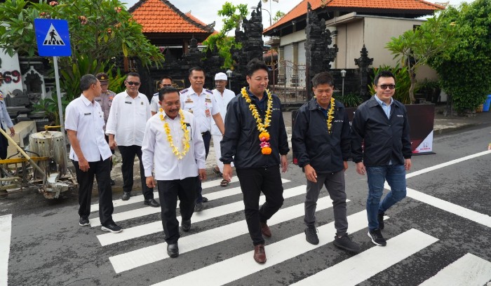 Manajemen PT Honda Prospect Motor bersama Pemda Denpasar, Bali saat seremoni revitalisasi jalan. (Foto: HPM)