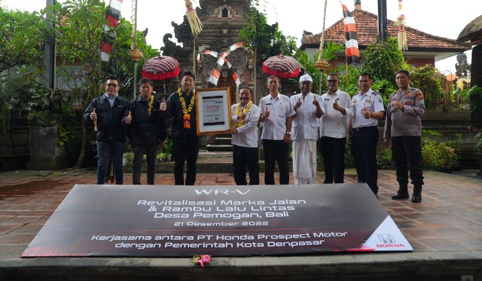 Serah terima bantuan revitalisasi marka jalan dan puluhan rambu lalu lintas di Desa Pemogan, Kecamatan Denpasar Selatan, Kota Denpasar, Bali. (Foto: HPM)
