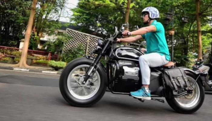 Ridwan Kamil Mengendarai Motor Listrik Rancangannya RKG 5000