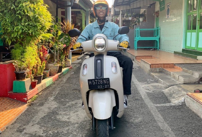 Mengendarai Motor