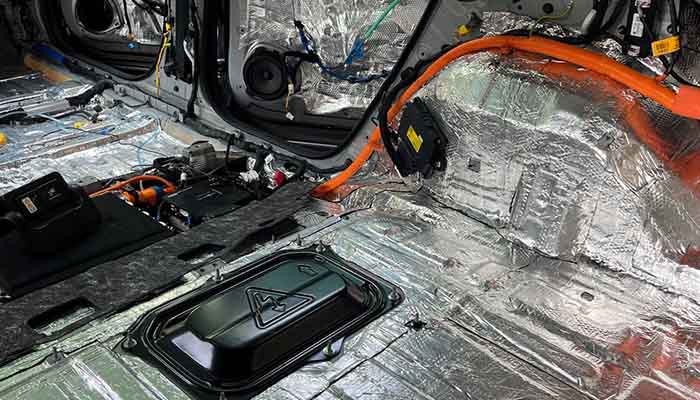peredam mobil listrik
