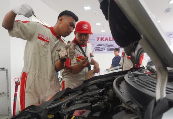 Mekanik Bengkel Diler Resmi Mobil Toyota Posko Siaga