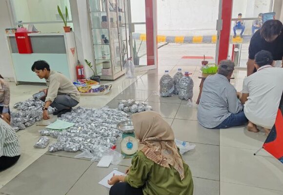 Nabung 5 Tahun, Konsumen Ini Beli Truk Isuzu Pakai Uang Koin