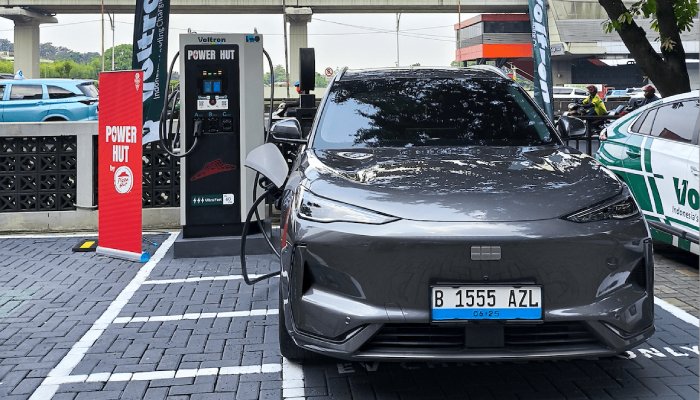 Geely Gandeng Voltron Sediakan Charging Station di Diler