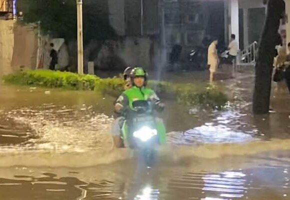 Tips Aman Motor Listrik Saat Terpaksa Terobos Banjir