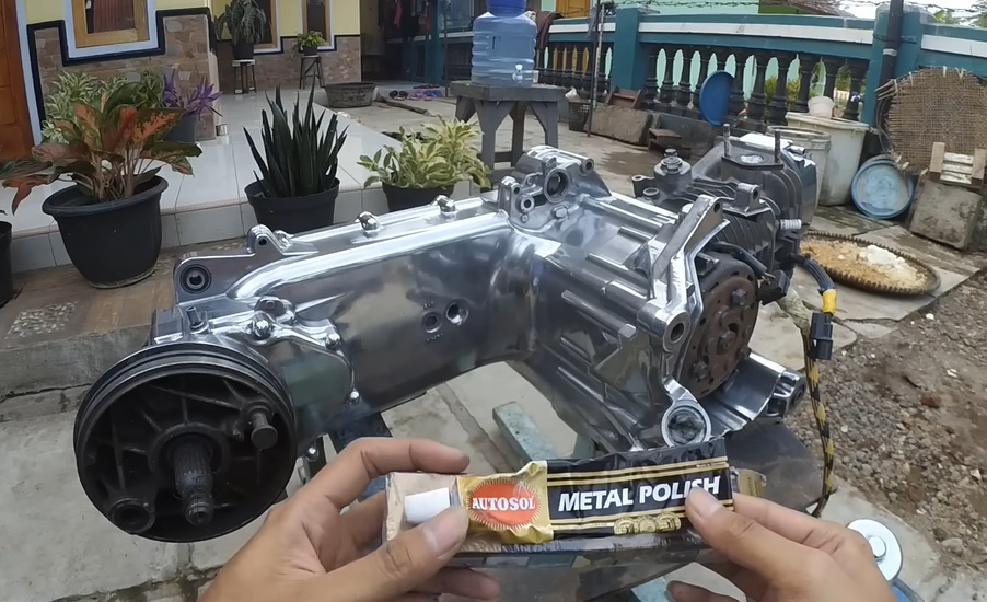 blok mesin motor mengkilap seperti krom setelah proses poles krom kendaraan diy