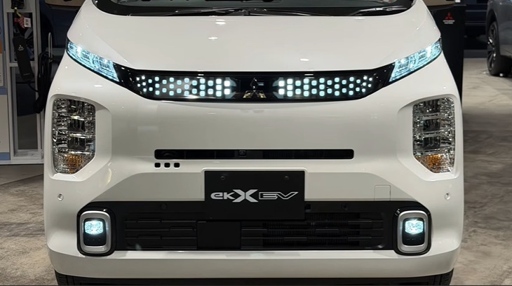 tampak depan grill Mitsubishi eK Cross EV.