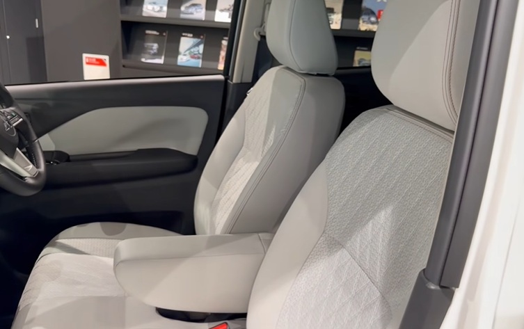 Interior Mitsubishi eK Cross EV 2026 dengan port USB Type-C dan pemanas kursi depan standar G-Grade