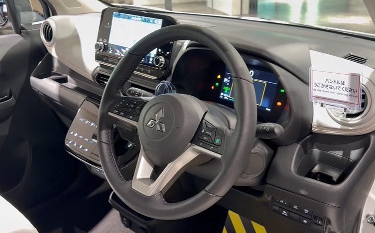 Fitur Vehicle-to-Load V2L Mitsubishi eK Cross EV 2026 dengan stopkontak AC 100V 1500W di bawah dasbor