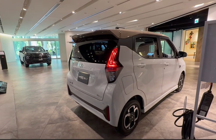 tampak belakang Mitsubishi eK Cross EV 2026 tanpa cladding plastik hitam dengan panel sewarna bodi