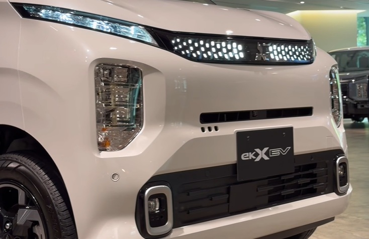 Pilihan warna two-tone Mitsubishi eK Cross EV 2026 termasuk White Pearl dan Mist Blue Pearl