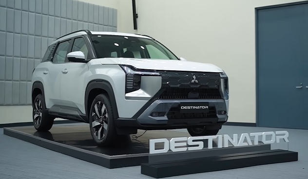 eksterior Mitsubishi Destinator SUV 7 penumpang tampak samping.